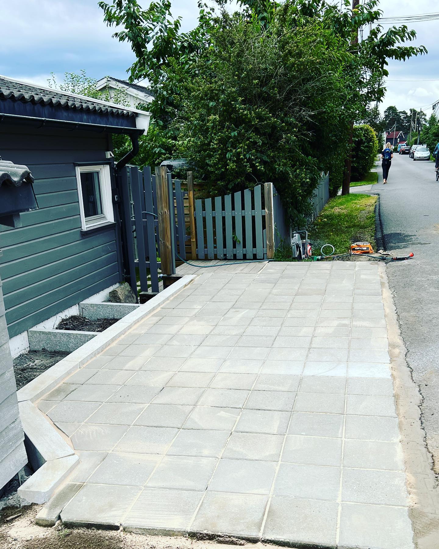 Ny parkeringsplass med steinheller