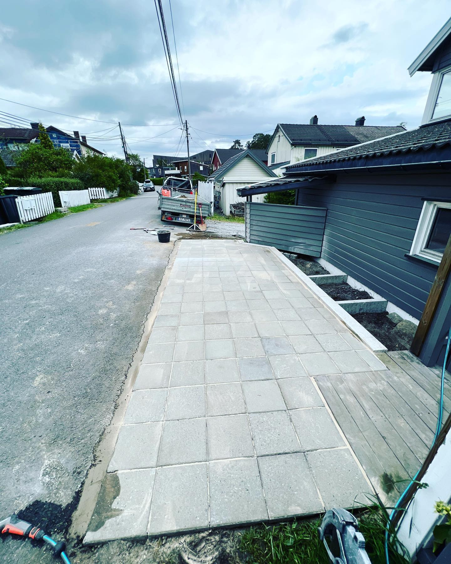 Ny parkeringsplass med steinheller – bilde 2